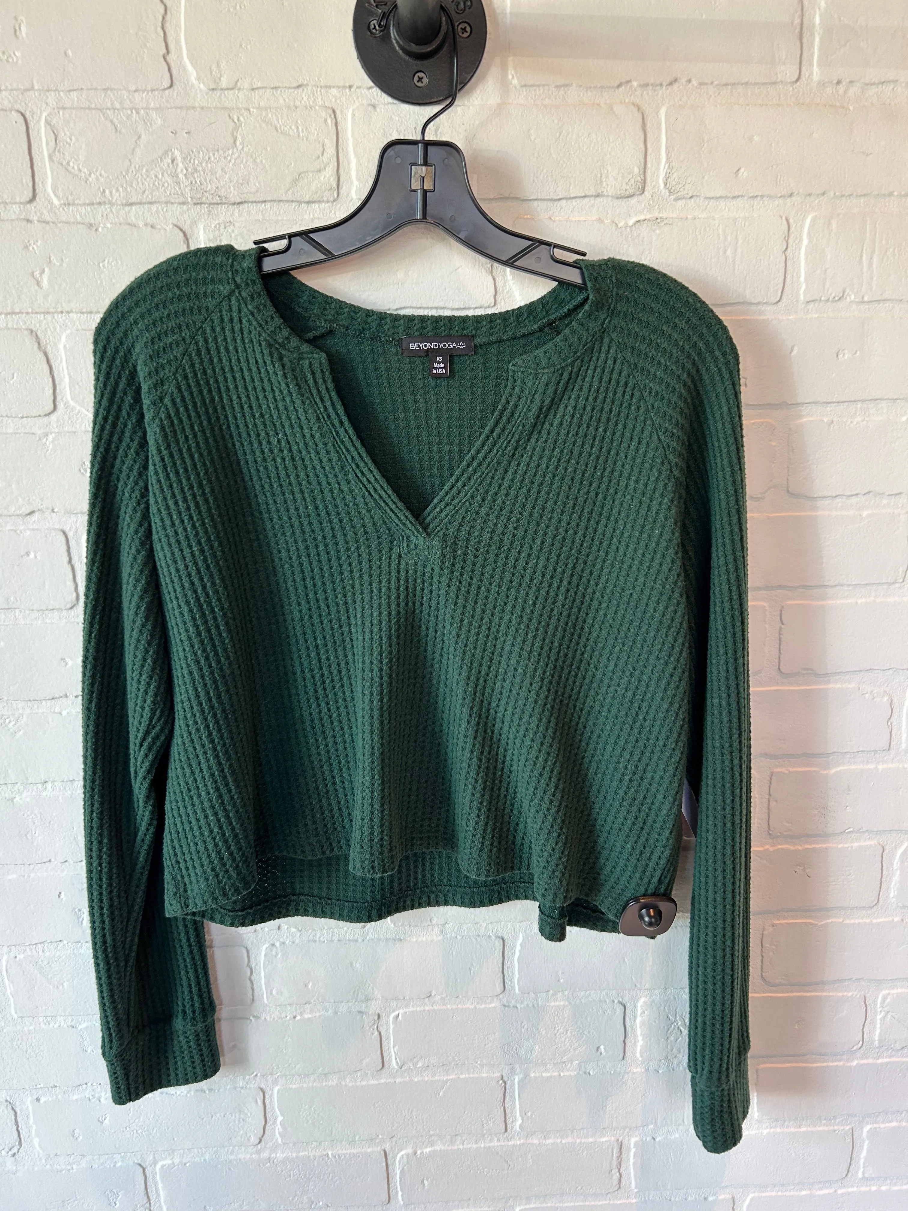 Athletic Top Long Sleeve Crewneck By Beyond Yoga In Green, Size: Xs