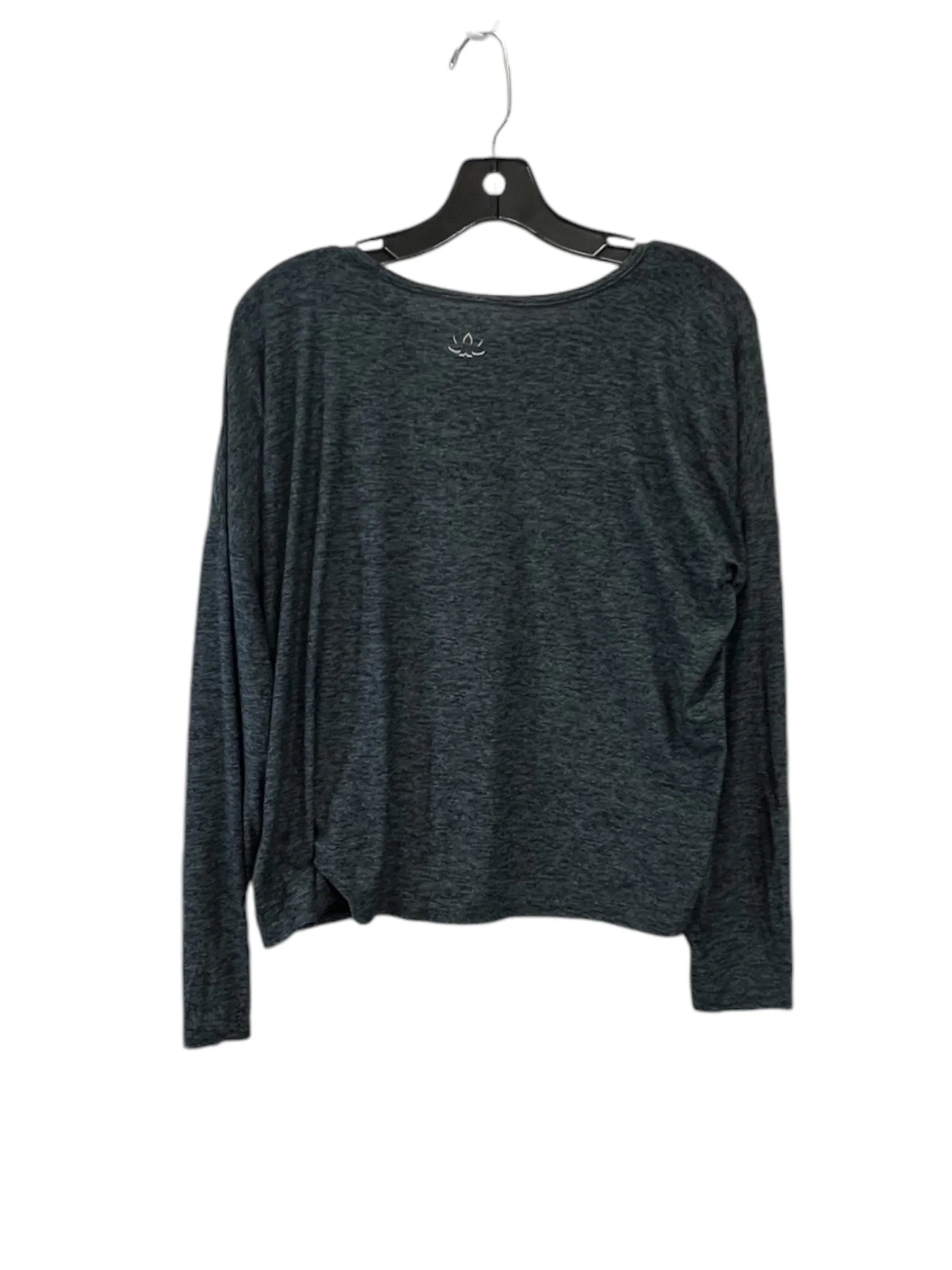 Athletic Top Long Sleeve Crewneck By Beyond Yoga In Grey, Size: L