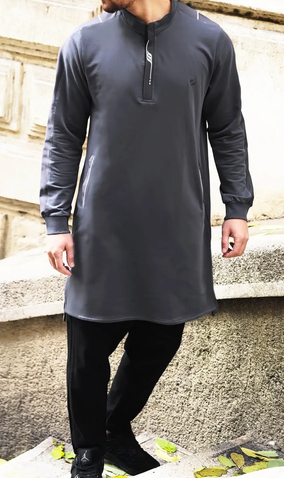 Muslim Men’s Short Jubba Kamisweat Subtil QL in Dark Grey and White